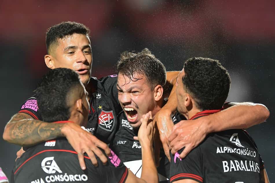 Zé Marcos, do Vitória, comemora seu gol com jogadores do seu time durante partida contra o Ceará no Barradão (Foto: Jhony Pinho/AGIF)