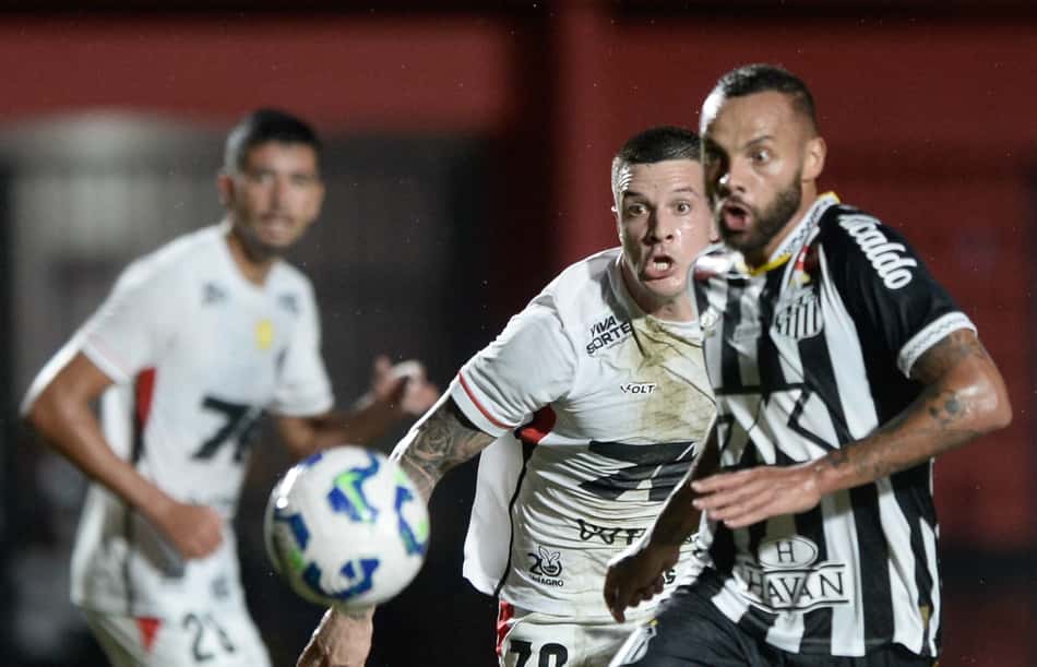 Jogos de hoje: Renato Kayser, do Vitória, disputa lance com Guilherme, do Santos, no Barradão, pelo Brasileirão (Foto: Jhony Pinho/AGIF)