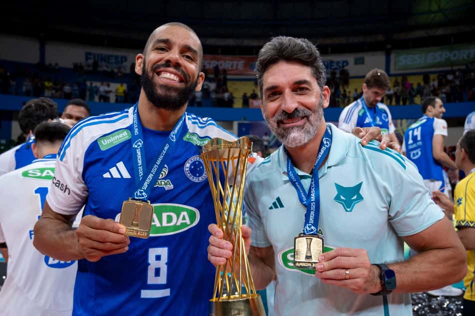 O oposto Wallace e o técnico Filipe Ferraz com a taça da Supercopa de Vôlei