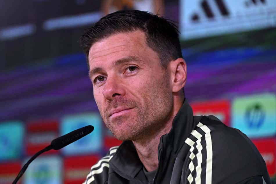 Xabi Alonso em coletiva de imprensa antes de Real Madrid x Barcelona por La Liga (Foto: JAVIER SORIANO / AFP)
