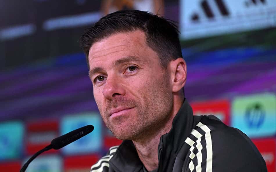 Xabi Alonso em coletiva de imprensa antes de Real Madrid x Barcelona por La Liga (Foto: JAVIER SORIANO / AFP)