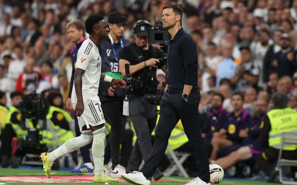 Xabi Alonso elogia partida de Vini Jr, mas avisa: 'Vamos conversar'