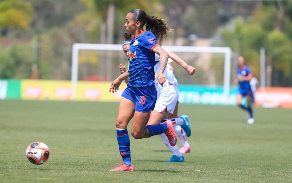 Brenda Pinheiro, meia do Bragantino, fecha com a Ferroviária. (Foto: Fernando Roberto / Red Bull Bragantino)