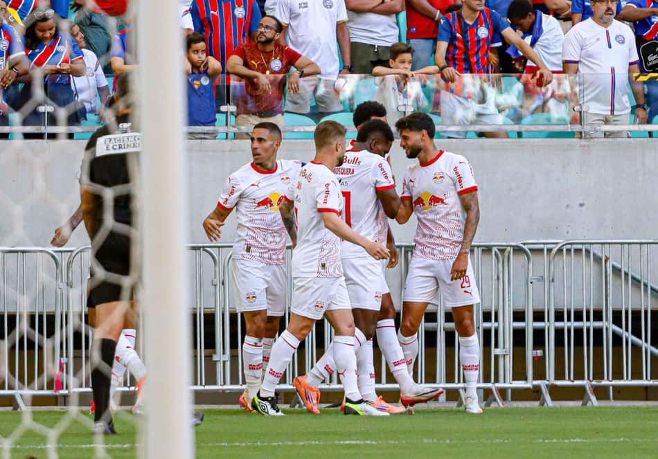 Jogadores do Bragantino comemoram gol na Arena Fonte Nova (Foto: Marcio Roberto/Agência F8/Gazeta Press)