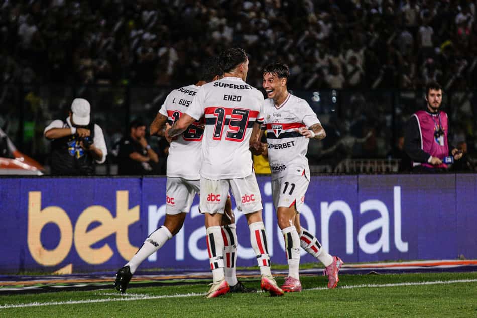 Luiz Gustavo comemora gol pelo São Paulo