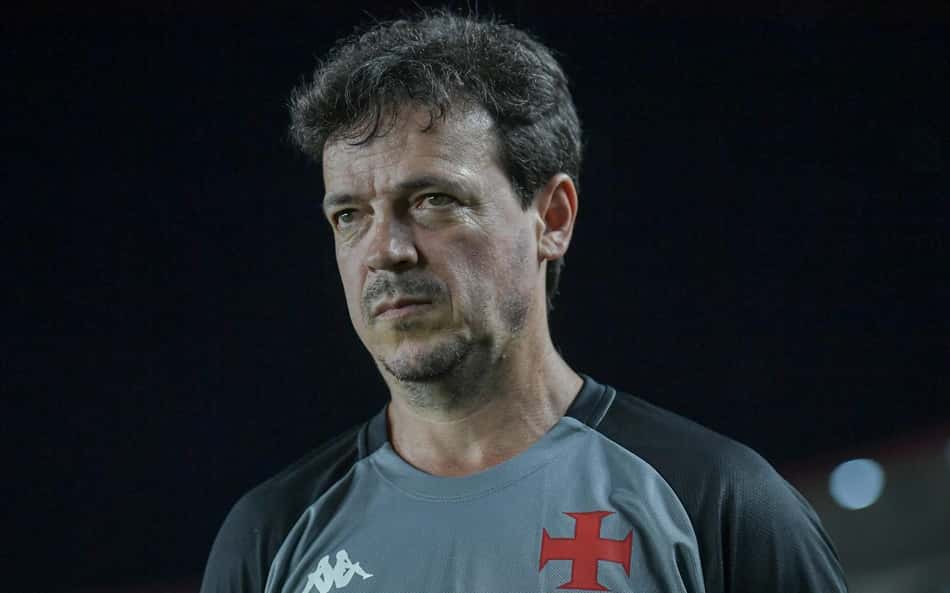 De forma bem-humorada, Diniz rebate críticas sobre substituições após derrota