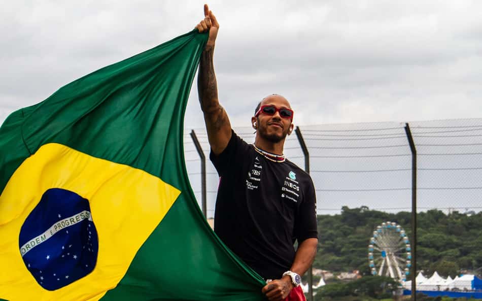 SAO PAULO, SP, 05.11.2023- CORRIDA FORMULA 1: Lewis Hamilton da Mercedes durante desfile dos pilotos para a corrida do Grande Premio Rolex de Sao Paulo de F1 na tarde deste domingo (05), no Autodromo de Interlagos. (Foto: Vinicius Nunes/Agencia F8/Gazeta Press)