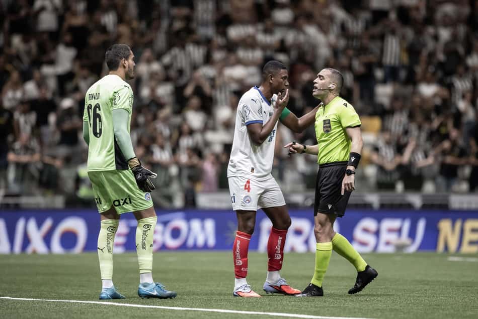 Árbitro Davi de Oliveira Lacerda adverte Kanu, do Bahia (Foto: LUCIANO BREW/AGENCIA ENQUADRAR)