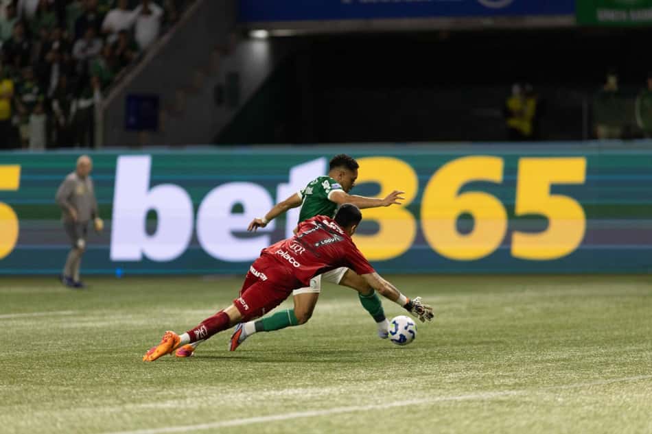 Vitor Roque marca o gol do Palmeiras no clássico contra o Santos. (Foto: Thiago Miyashiro/Pera Photo Press)