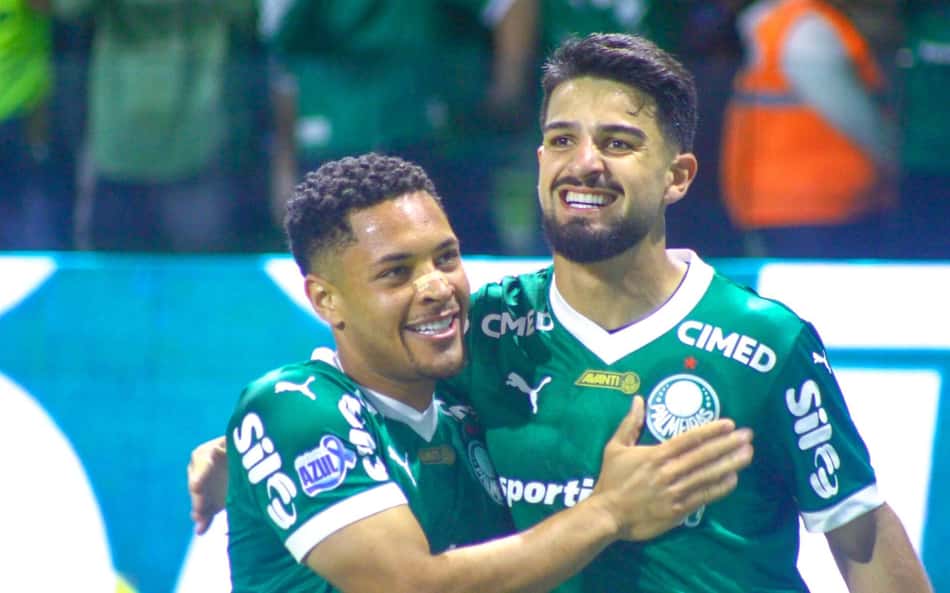 Vitor Roque e Flaco López em partida do Palmeiras contra o Santos. (Foto: Washington Pardal / Agência Enquadrar)