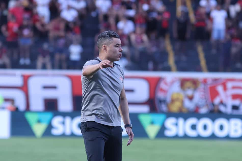 Jair Ventura no Barradão (Foto: Victor Ferreira / EC Vitória)