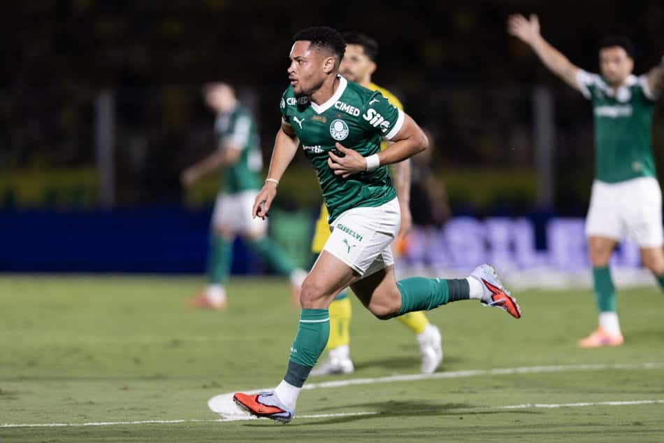 Vitor Roque, centroavante do Palmeiras, marcou um golaço de bicicleta