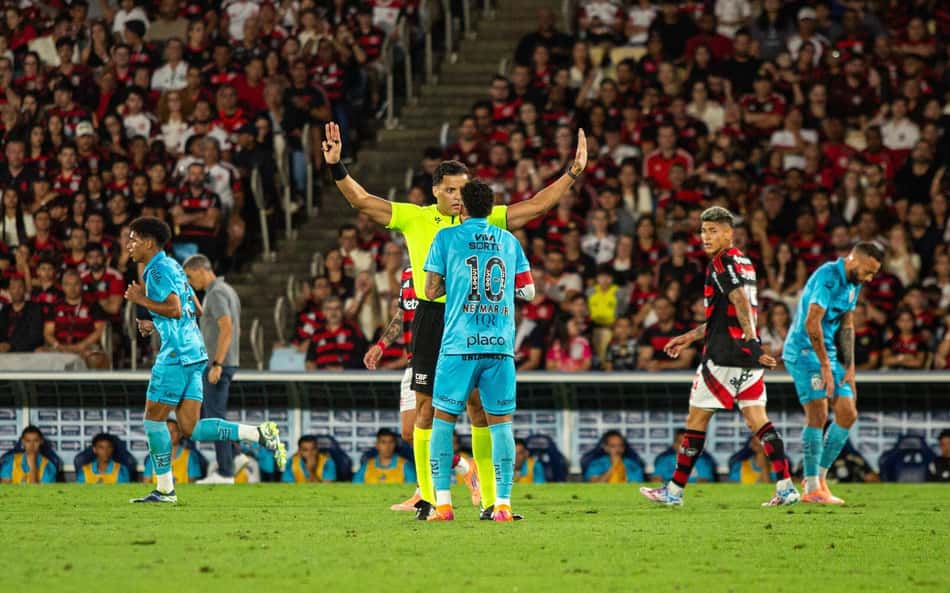 Neymar contestou a atuação do árbitro Sávio Pereira Sampaio no duelo contra o Flamengo. (Foto: Sávio Pereira Sampaio)