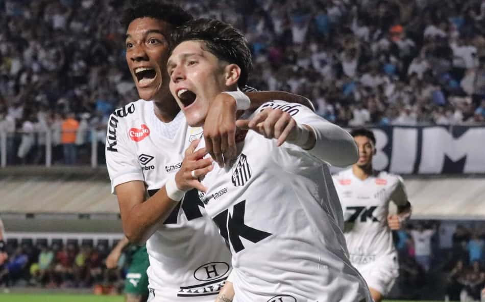 Rollheiser marca o gol da vitória do Santos diante do Palmeiras. (Foto: ThaÃsa Gigo/Mochila Press/ Gazeta Press)