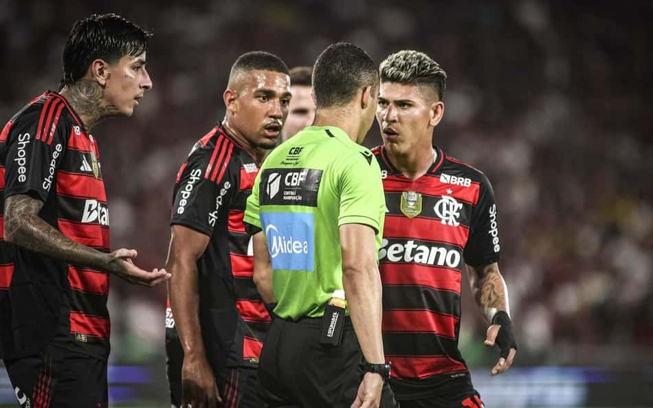 André Rizek fica indignado com lance capital em Fluminense x Flamengo: 'Impossível'