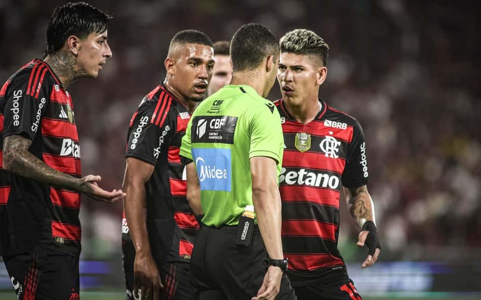 Jornalistas se espantam com decisão da arbitragem em Fluminense x Flamengo