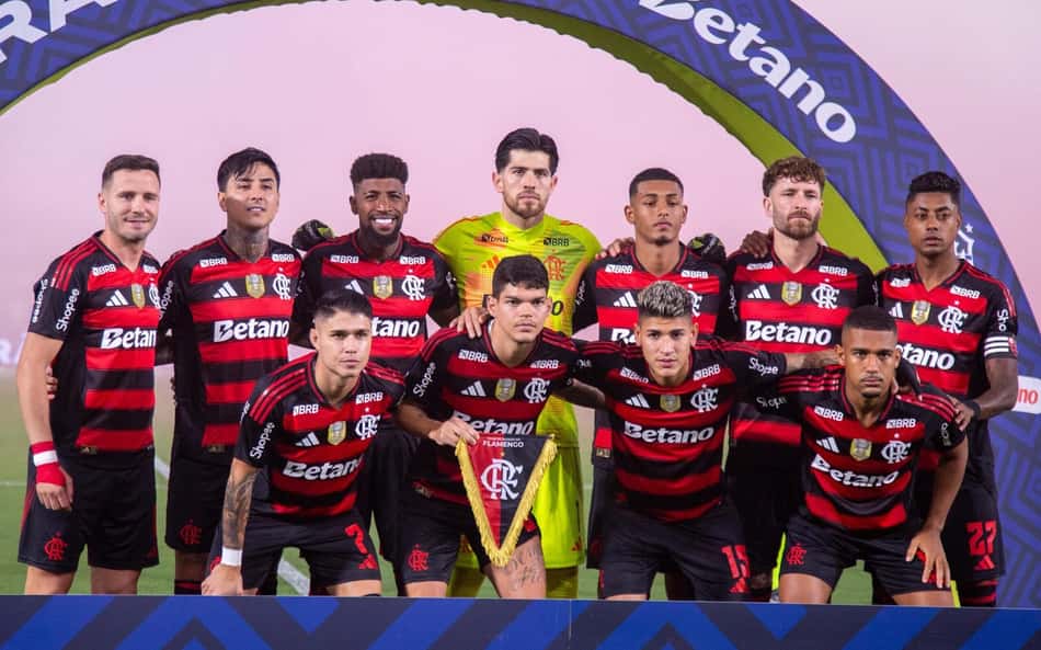 Jogadores do Flamengo saem em defesa de zagueiro após derrota em clássico