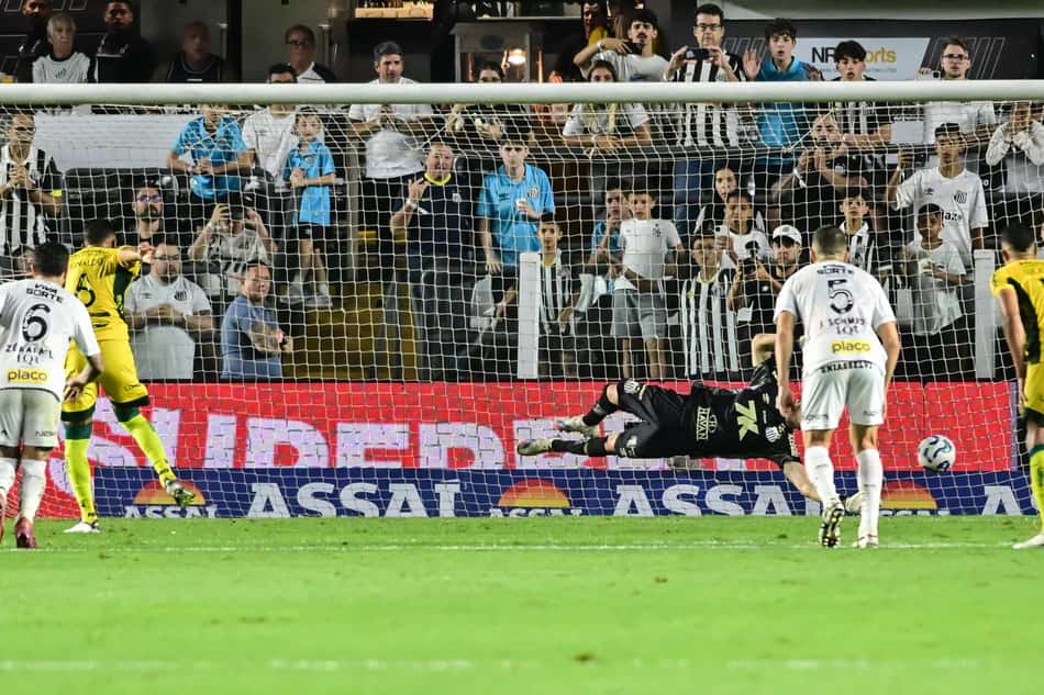 Reinaldo empata de pênalti para o Mirassol no duelo contra o Santos. (Foto: Jota Erre/ Agif/Gazeta Press)