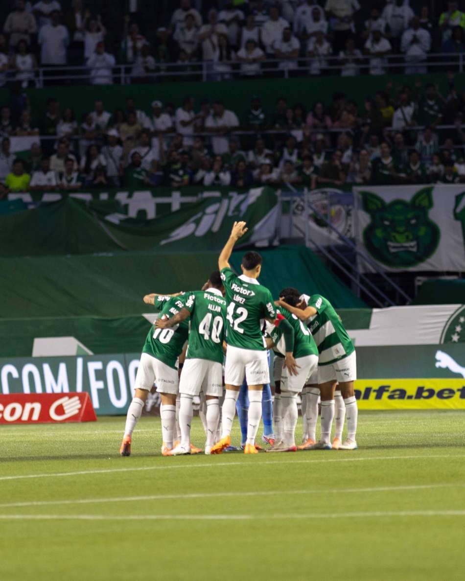 SAO PAULO (SP), 19/11/2025 - Futebol / Brasileirao 2025 - na partida entre o Palmeiras x Vitoria, Valido pela trigesima setima rodada do Campeonato Brasileiro Serie A 2025, realizado no Allianz Parque, em Sao Paulo na noite desta quinta-feira (19) (Foto: Thiago Miyashiro/Pera Photo Press/Gazeta Press)