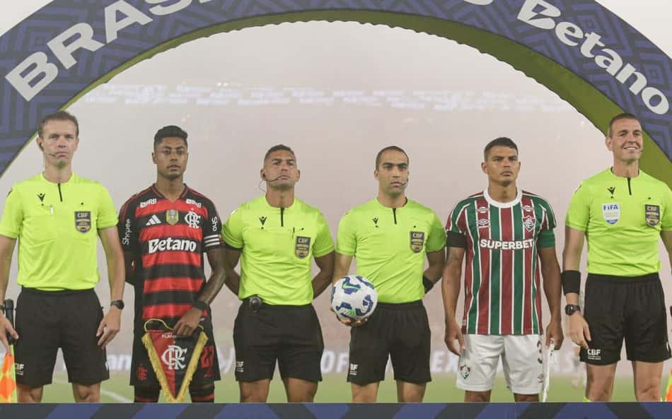 Ex-árbitro aponta erro capital da arbitragem em Fluminense x Flamengo
