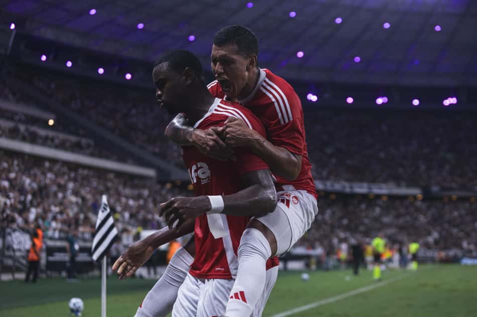 Ricardo Mathias e Aguirre comemoram gol do Internacional