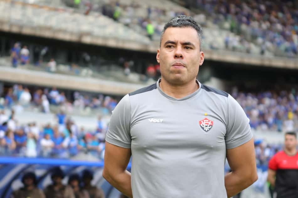 Jair Ventura antes de Cruzeiro x Vitória no Mineirão (Foto: Gilson Lobo/Agif/Gazeta Press)