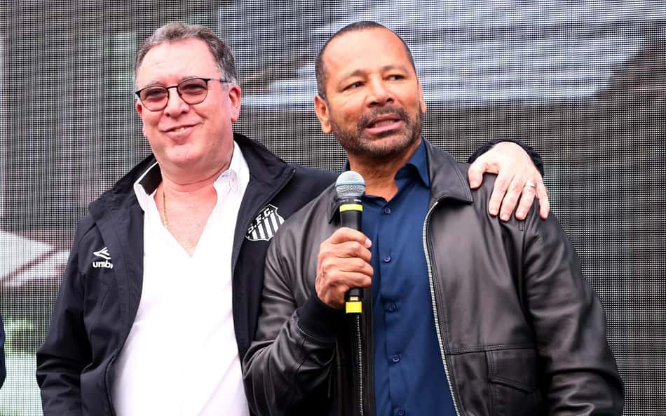 Marcelo Teixeira ao lado do pai de Neymar, no CT Rei Pelé. (Foto: Mauricio De Souza/Agif/Gazeta Press)