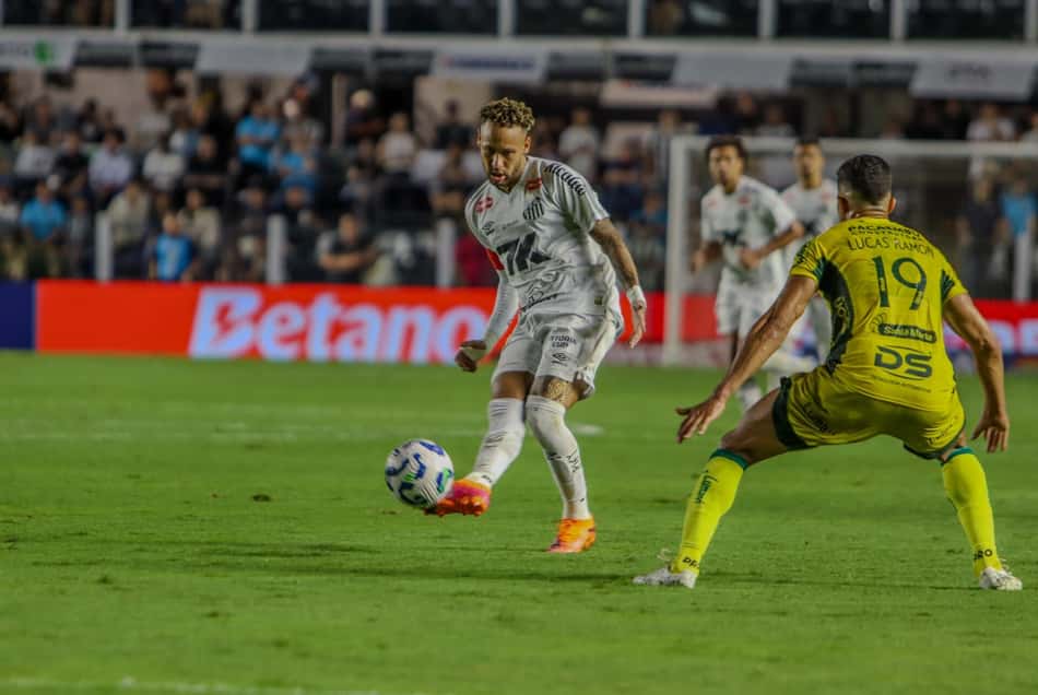 Neymar treinou normalmente com o elenco do Santos nesta quinta-feira (27), na Vila Belmiro. (Foto: Raphael Campos Do Prado/MOCHILA PRESS)