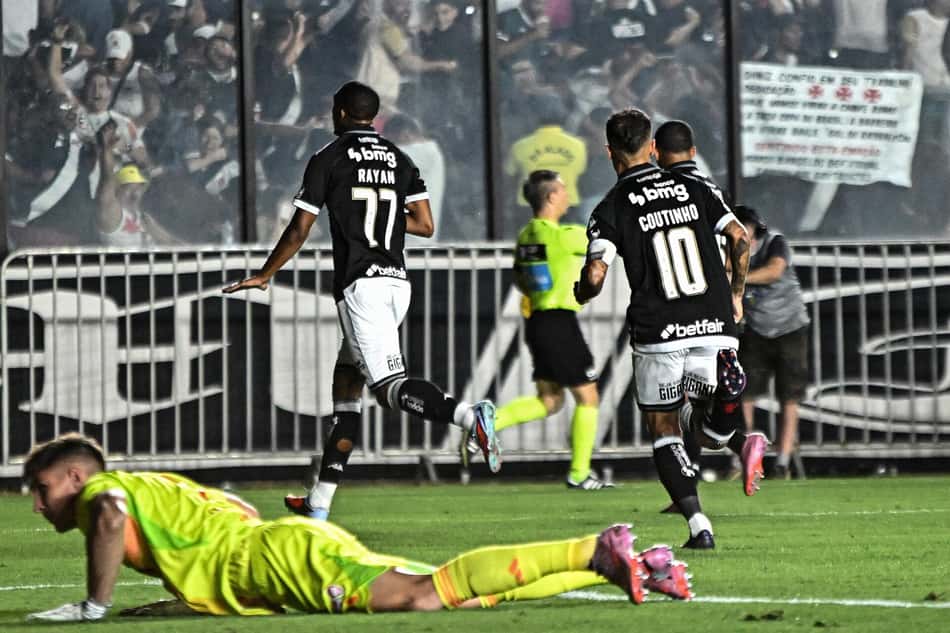 Partida entre Vasco e Internacional valida pelo Campeonato Brasileiro 2025.