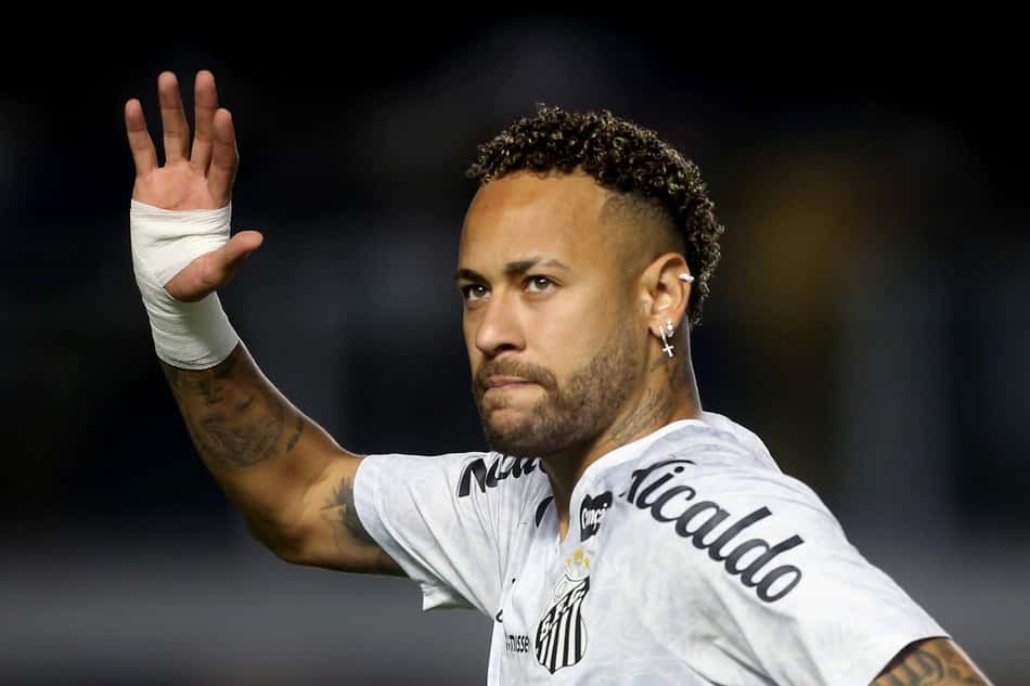 Neymar em campo em Santos x Sport, pelo Brasileirão