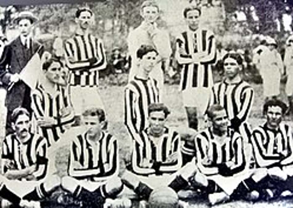 A primeira camisa do Santos tinha listras verticais em branco e azul celeste, cores que marcaram o início da história do clube antes da mudança para o preto e branco.