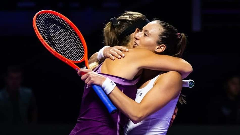 Stefani (d) abraça a parceira Babos (Foto: Jimmie 48 Photography/WTA)