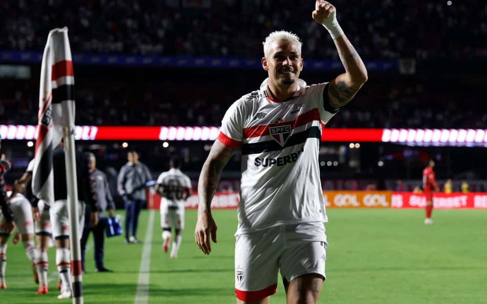 Luciano comemora gol pelo São Paulo no MorumBis