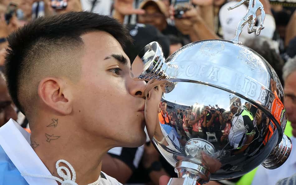 Thiago Almada e o troféu da Libertadores do Botafogo (Foto: Vítor Silva/Botafogo)