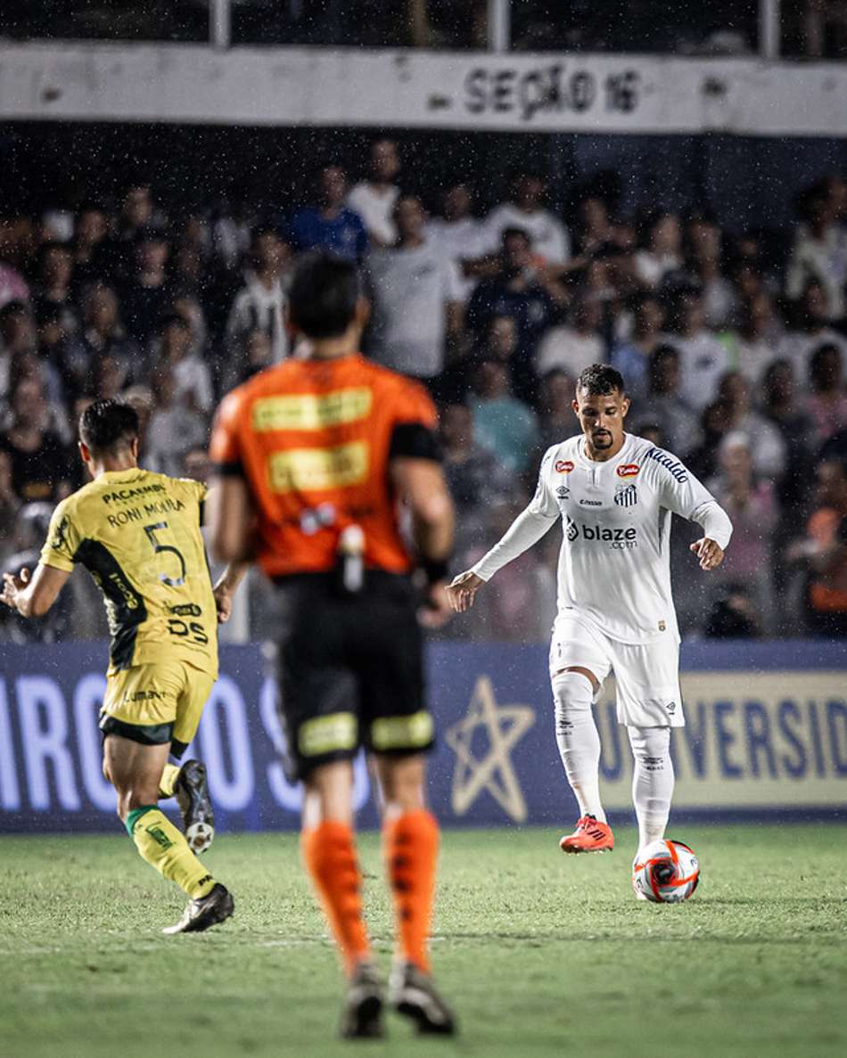 Zé Ivaldo em duelo válido contra o Mirassol pelo Campeonato Paulista, na Vila Belmiro. (Foto: Divulgação/ Santos FC)