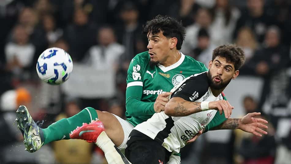 Gustavo Gómez e Yuri Alberto disputam a bola em Corinthians x Palmeiras (Foto: Cesar Greco/Palmeiras/by Canon)
