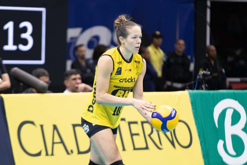 Michelle em ação contra o Flamengo, no primeiro turno da Superliga 25/26 (Foto: Mariana Sá/ Flamengo)