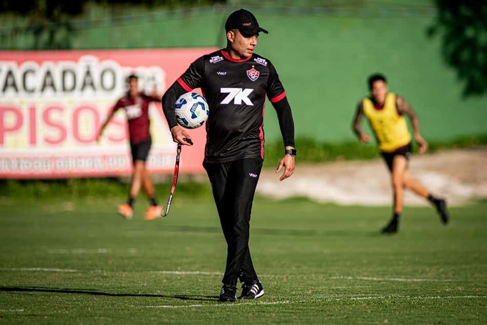 Jair Ventura comanda treino do Vitória (Foto: Victor Ferreira / EC Vitória)