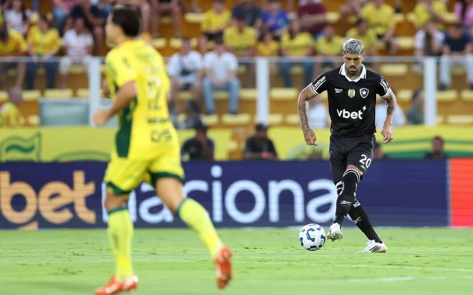 Alexander Barboza em ação em Mirassol x Botafogo (Foto: Vítor Silva/Botafogo)