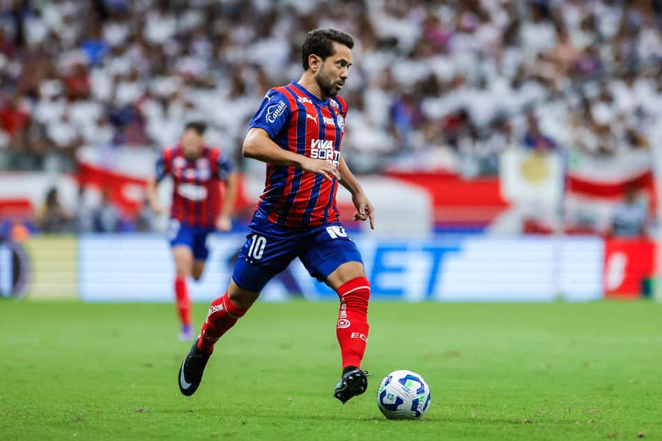 Everton Ribeiro em ação contra o Bragantino (Foto: Rafael Rodrigues / EC Bahia)