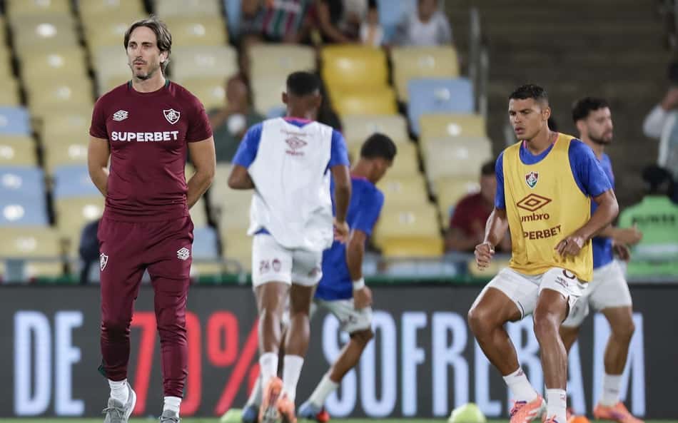 Zubeldía no aquecimento dos jogador do Fluminense (Foto: MARCELO GONÇALVES / FLUMINENSE F.C)