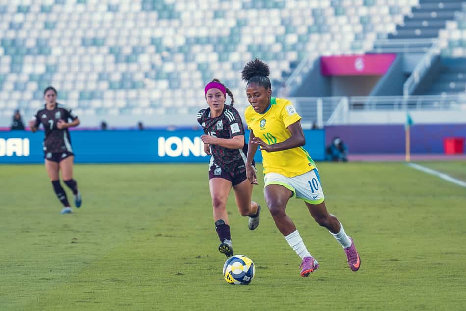 Kaylane domina a bola em Brasil x México, pela Copa do Brasil Feminina sub-17. (Foto: Fabio Souza / CBF)