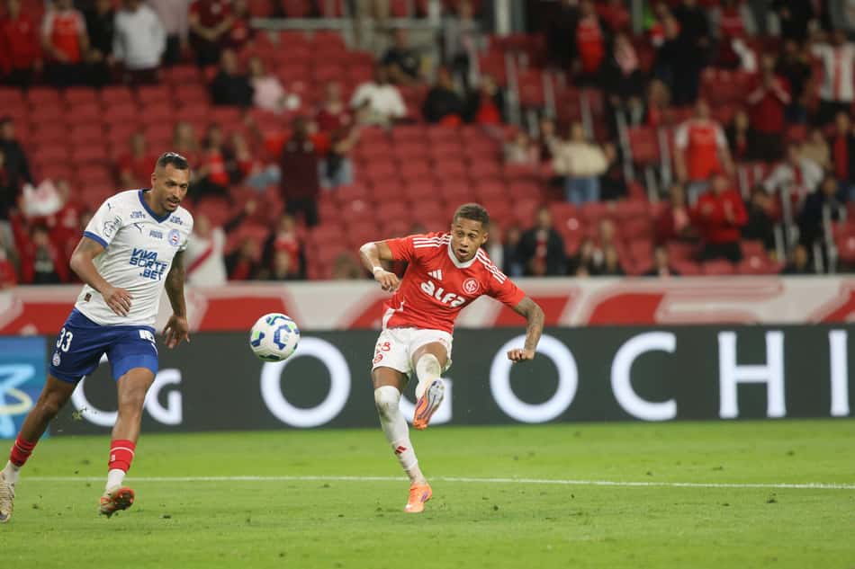 Vitinho chuta para marcar o segundo gol do Internacional