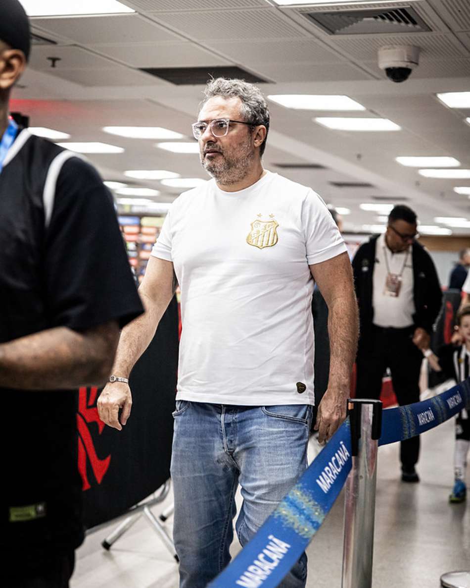 Alexandre Mattos acompanha a delegação do Santos no duelo contra o Flamengo. (Foto: Raul Baretta/ Santos FC)