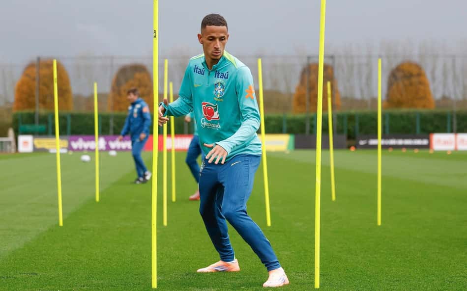Juba participa do primeiro treino da seleção brasileira em Londres; imagens