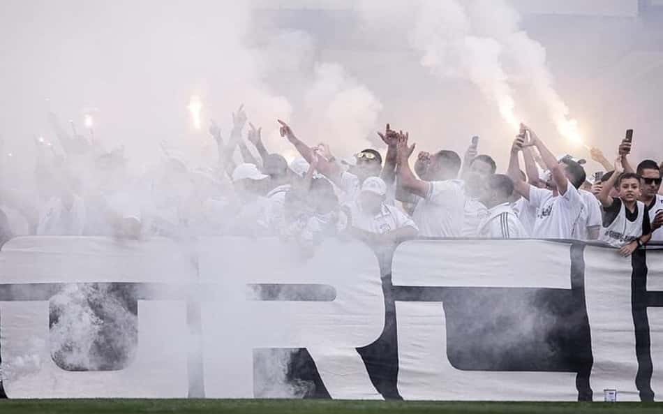 Torcidas organizadas do Santos fazem festa de apoio ao time no CT Rei Pelé. (Foto: Raul Baretta/ Santos FC)