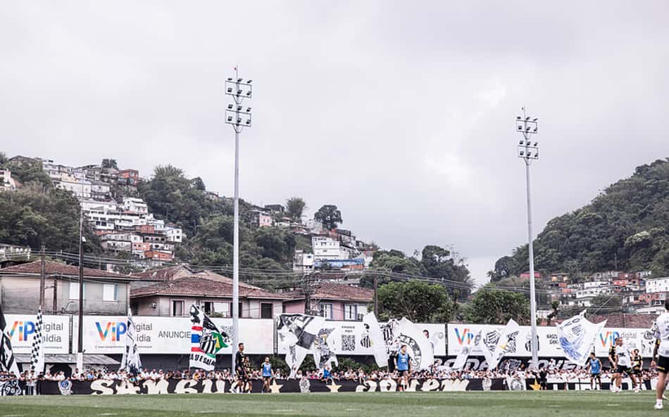 Torcida do Santos faz festa no CT Rei Pelé no último treino visando o clássico contra o Palmeiras. (Foto: Raul Baretta/ Santos FC)