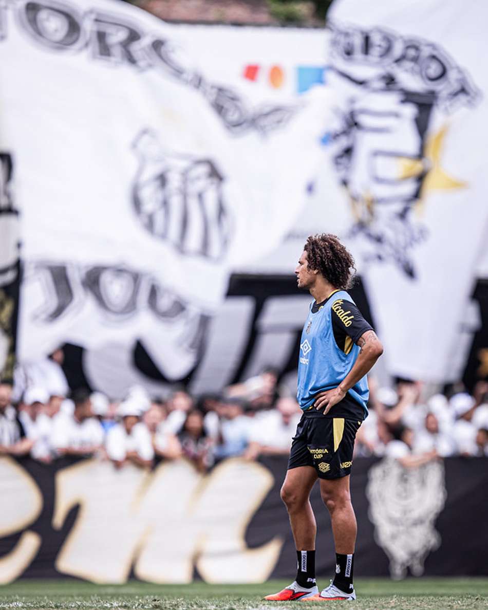 Willian Arão durante treino do Santos com o apoio da torcida no CT Rei Pelé. (Foto: Raul Baretta/ Santos FC)