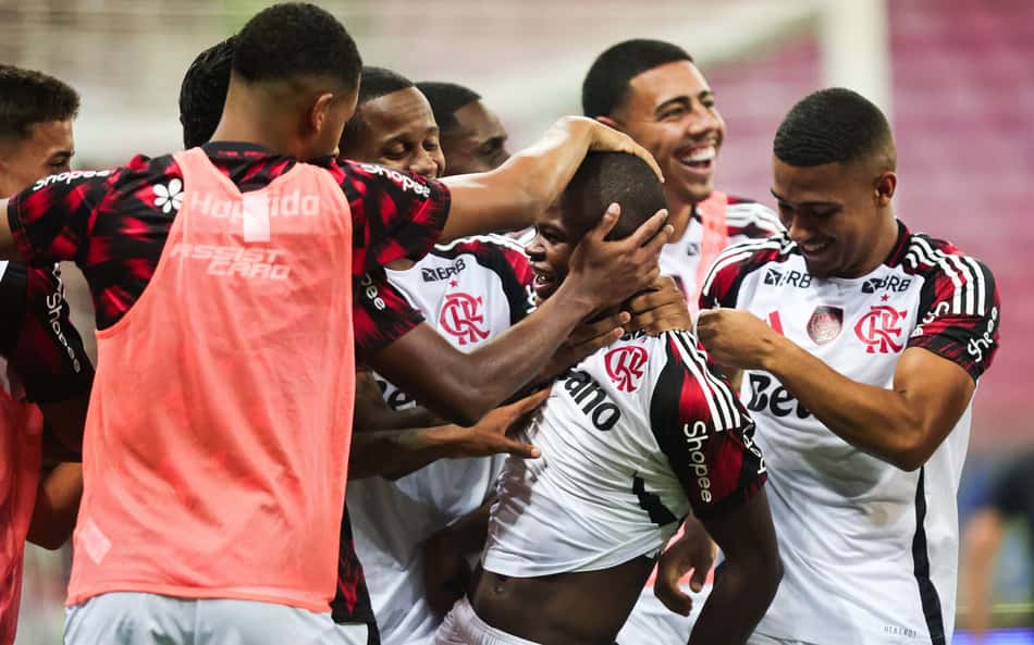 Douglas Telles celebra gol no primeiro lance como profissional do Flamengo