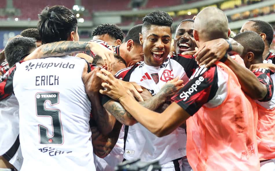 Torcedores do Flamengo se rendem a jogador após vitória contra o Sport: 'Me iludi'